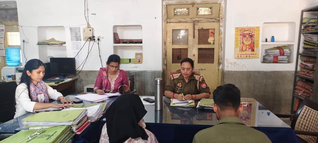 परिवार परामर्श केंद्र में दंपती की काउंसलिंग करती पुलिकर्मी । स्रोत- पुलिस