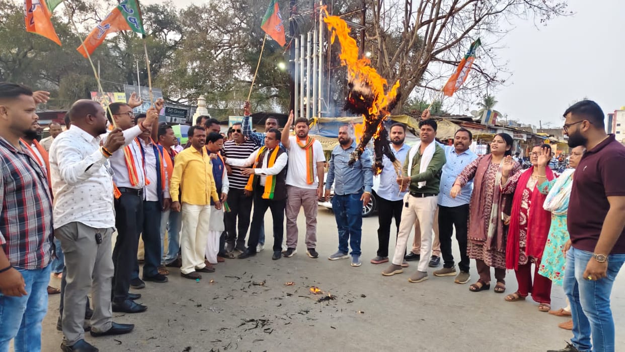 Demonstration of BJP Scheduled Tribe Morcha in Jagdalpur on allegation of insulting President