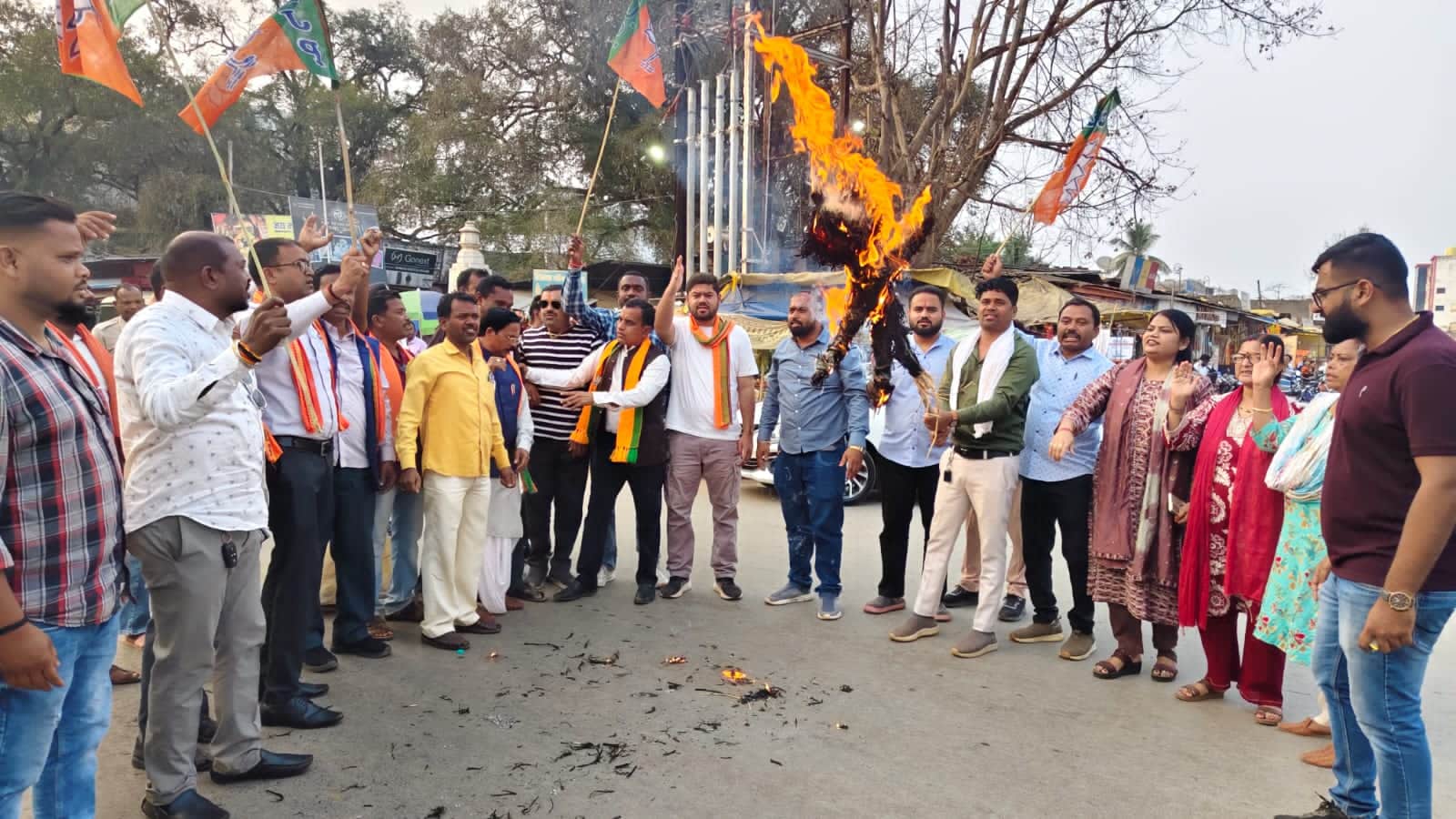 प्रदर्शन करते भाजपा कार्यकर्ता