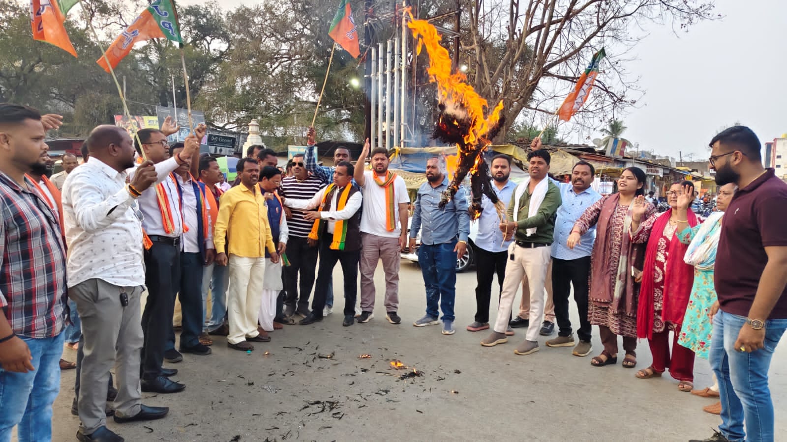 प्रदर्शन करते भाजपा कार्यकर्ता
