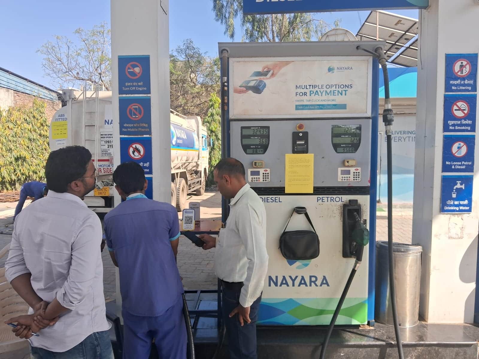 पेट्रोल पंप पर जांच करती हुई टीम।