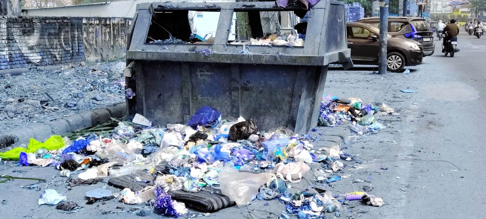 रामनगर में कूड़ा नहीं उठने से सड़क पर जमा गंदगी। -संवाद