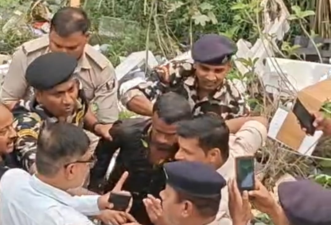 prisoner jumps from roof into pond to escape  in Hajipur Bihar