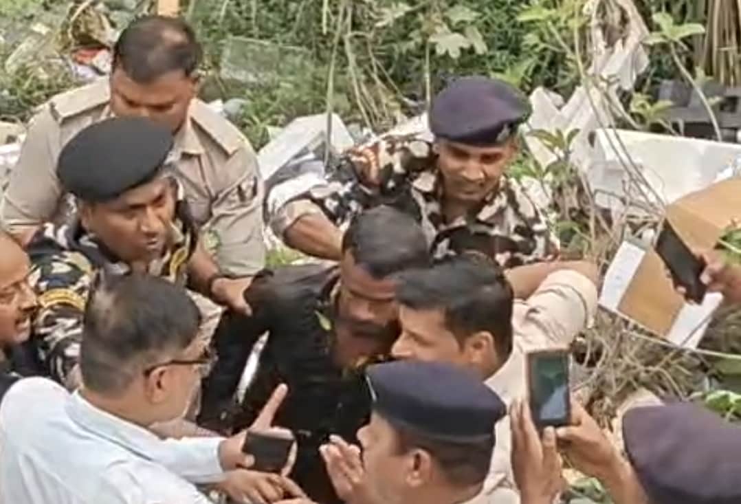 आरोपी का रेस्क्यू करके पुलिस पदाधिकारी