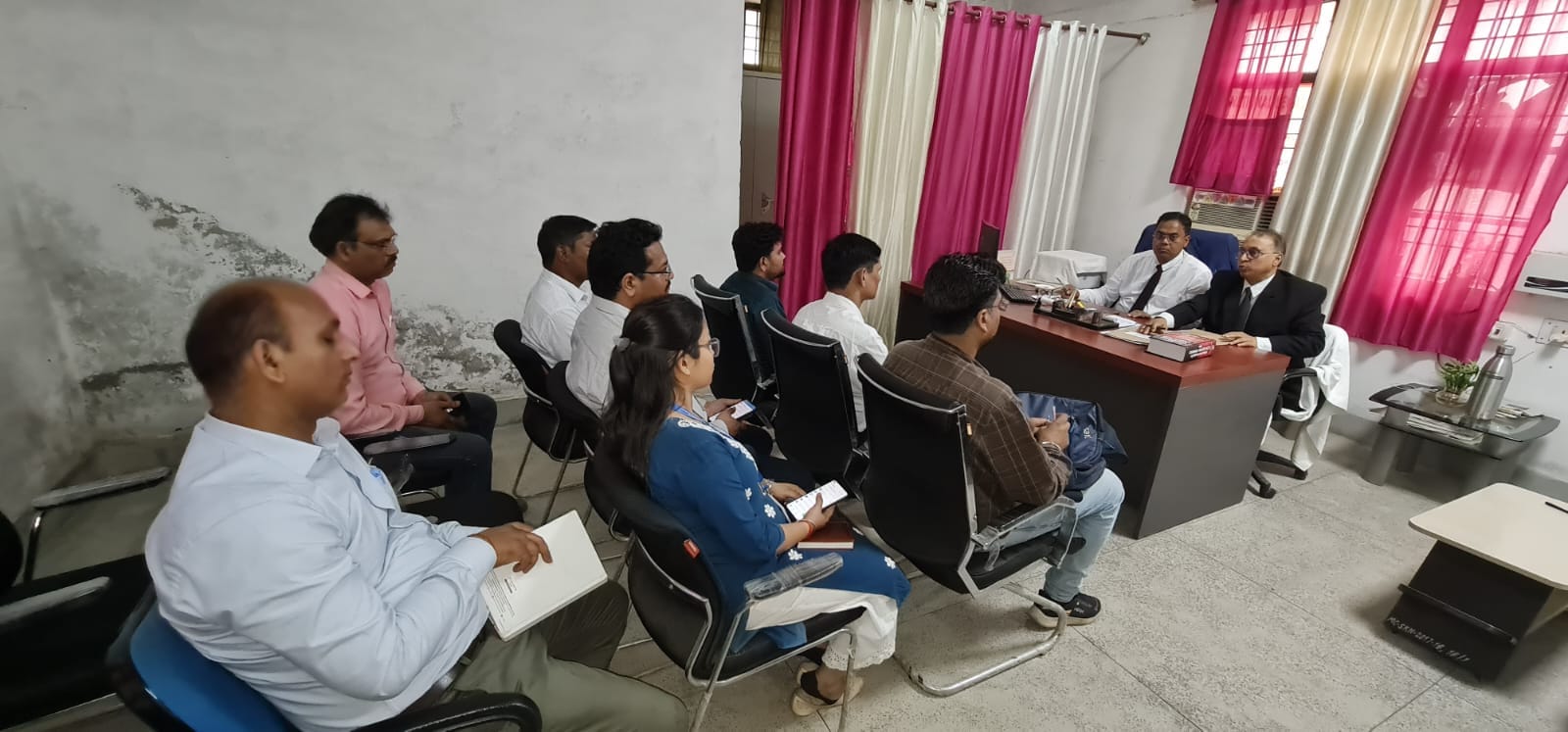 राष्ट्रीय लोक अदालत को लेकर बैठक करते न्यायिक अधिकारी-स्रोत न्यायालय