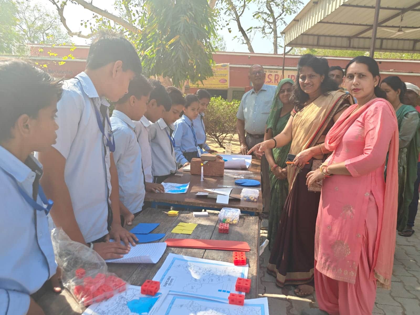 रेवाड़ी। राजपुरा ईस्त मुरार स्थित राजकीय स्कूल में आयोजित स्टीम मेले में भाग लेते विद्यार्थी। 