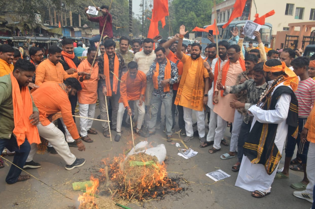 Hindu organization burnt the effigy of Maulana Abdullah Salim, who had allegedly made objectionable remarks on CM's mother.