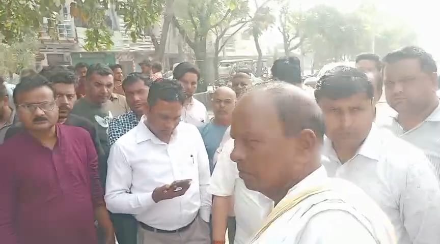 Opposition to the team that arrived to remove encroachment from Circuit House Road