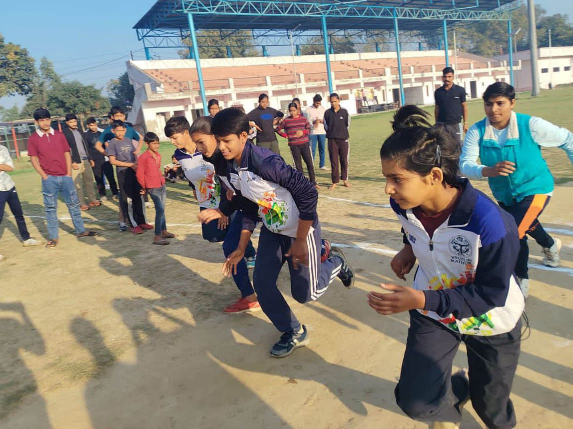 स्टेडियम में हुई दौड़ प्रतियोगिता में दौड़ती बालिकाएं।