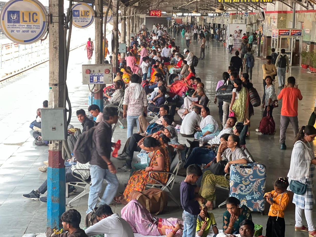 Workers return after Holi, crowds gather at Central