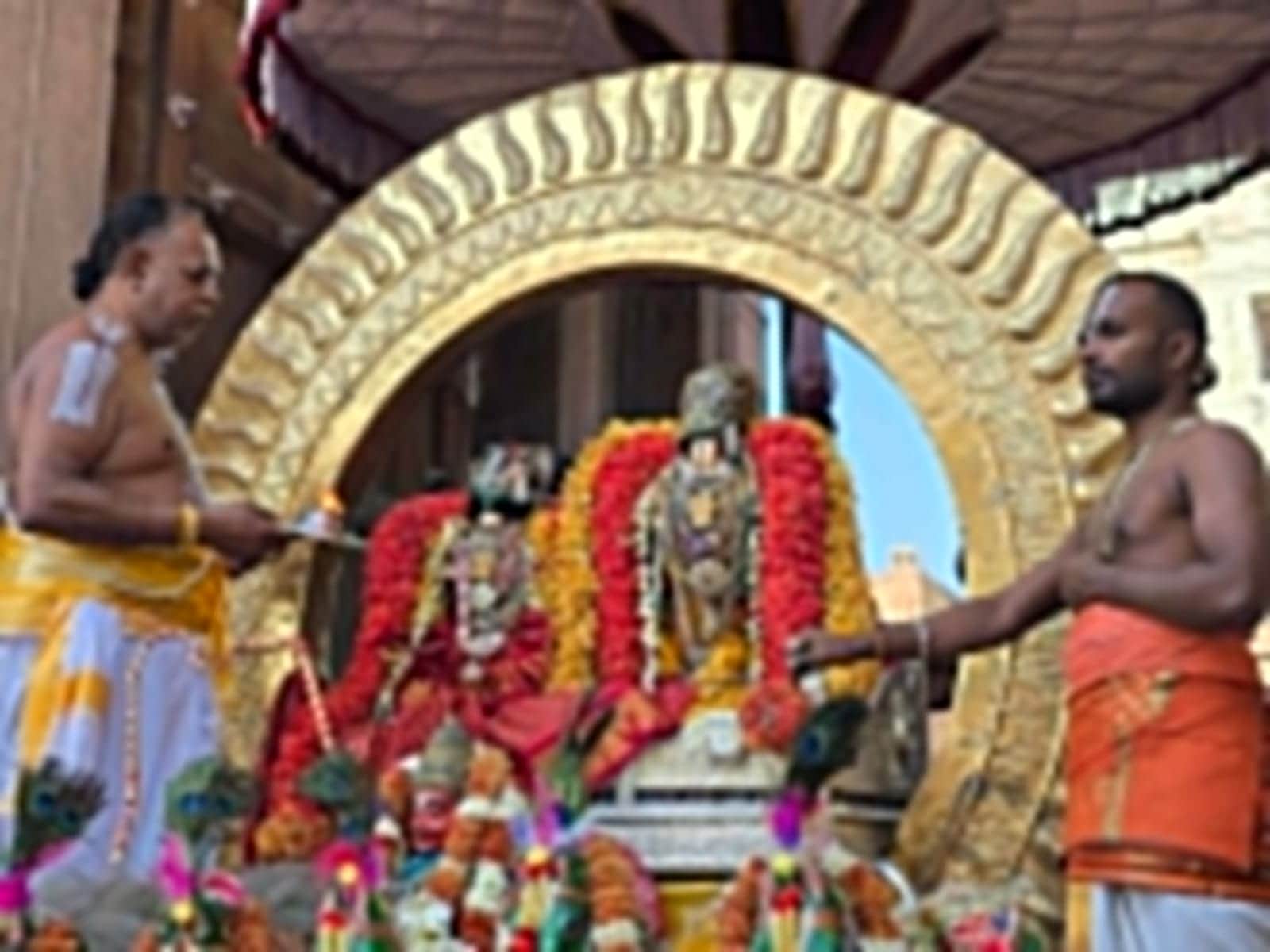 स्वर्ण जड़ित सूर्यप्रभा की सवार में विराजमान भगवान गोदारंगमन्नार। 