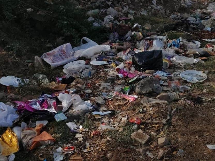 शहर के तोशाम रोड पर सड़क  किनारे फेंका कचरा।