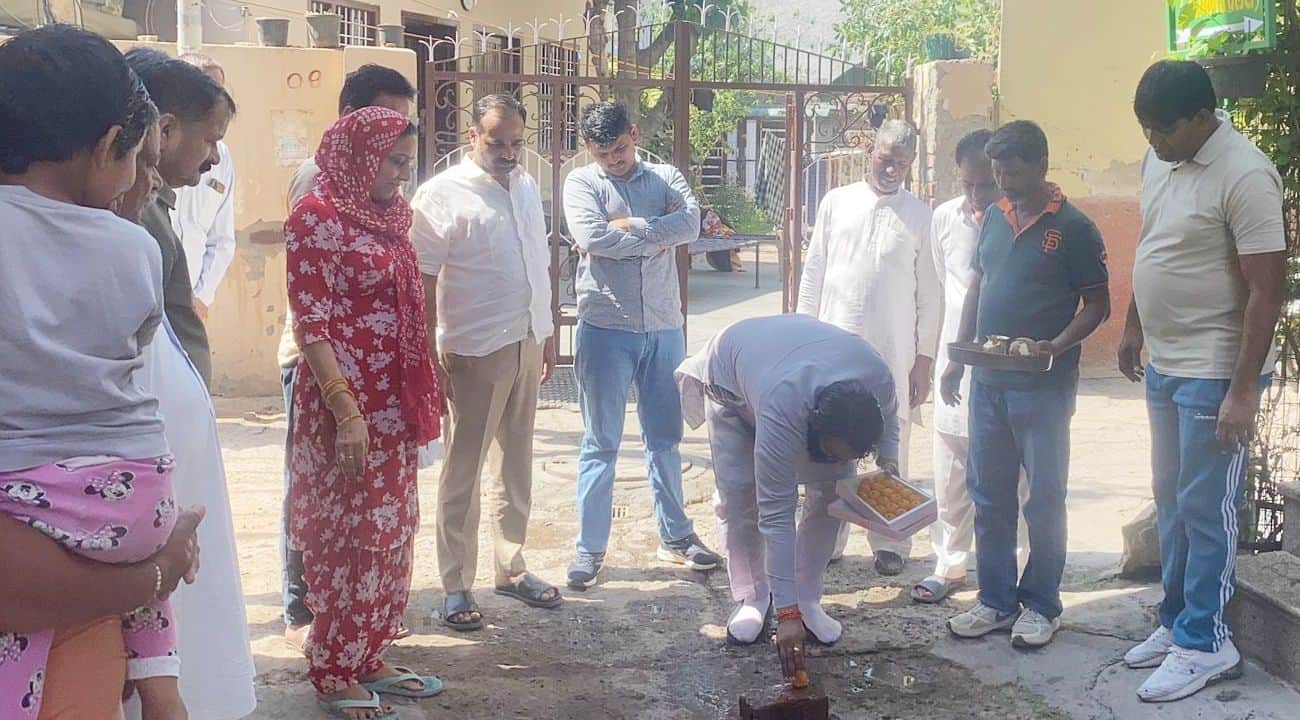 शहर में नारियल फोड़कर   विकास कार्यों का  शुभारंभ करते नप चेयरपर्सन प्रतिनिधि भवानी प्रताप सिंह