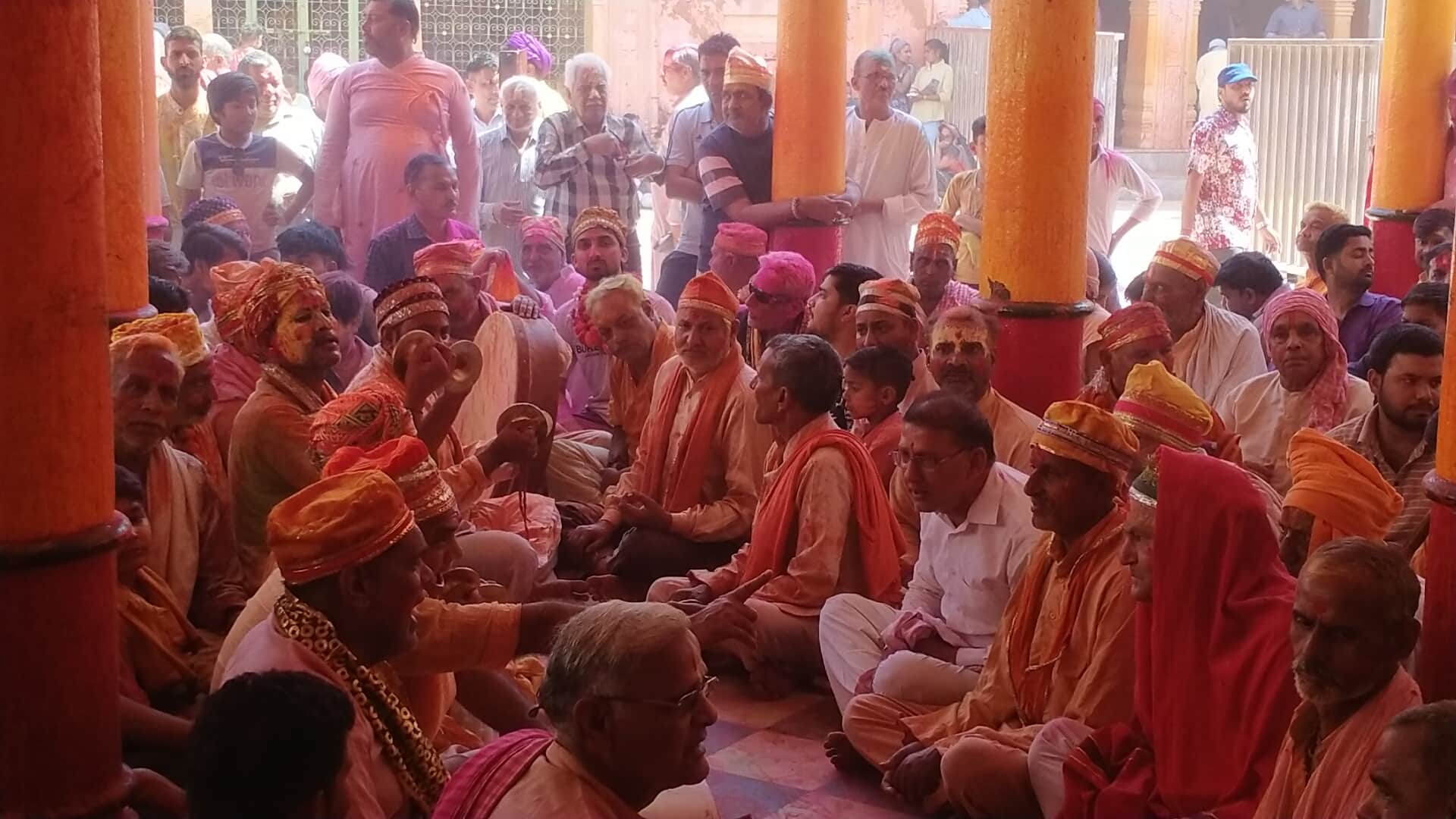 श्री दाऊजी मंदिर में होली महोत्सव समापन पर समाज गायन करते सेवायत और श्रृद्धालु।