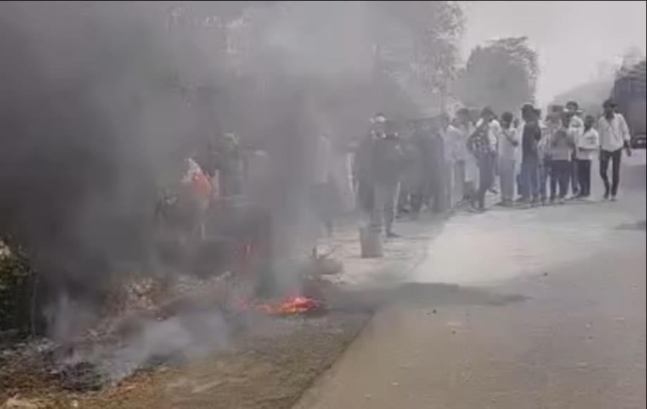 Sant Kabir Nagar News: बाइक में लगी आग, मची अफरा तफरी