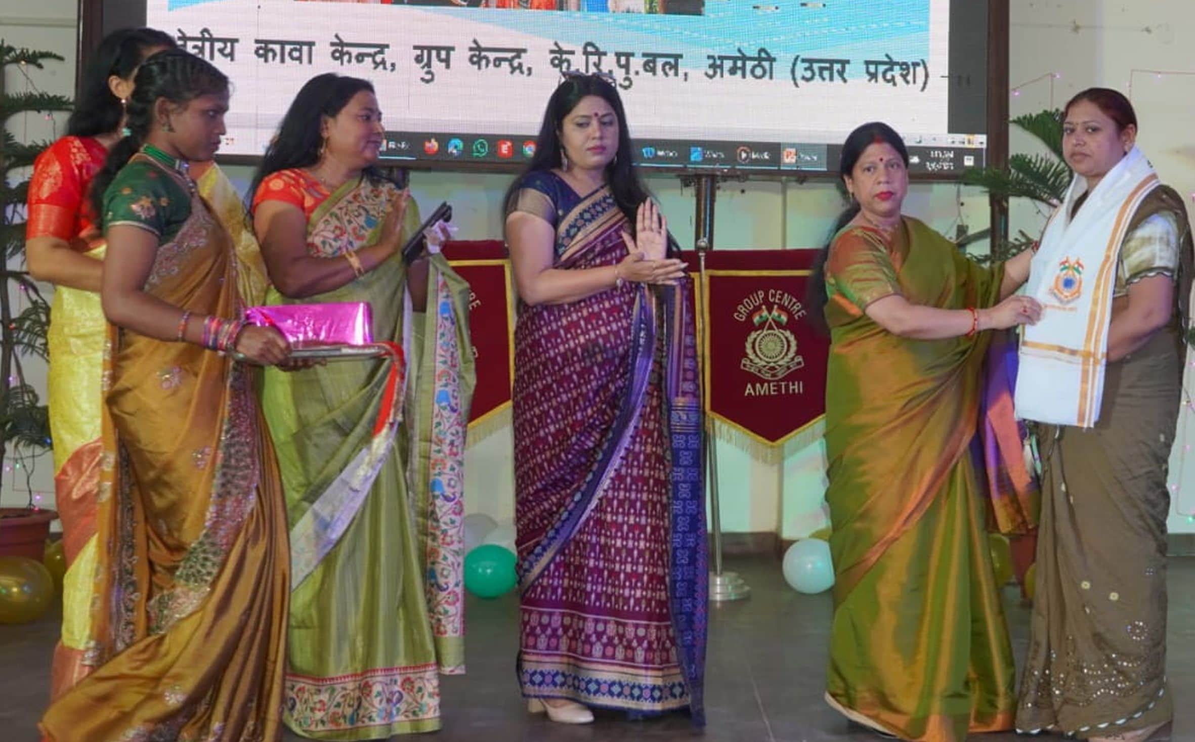  त्रिसुंडी सीआरपीएफ ग्रुप सेंटर में महिलाओं को सम्मानित करती अतिथि। स्रोत: विभाग