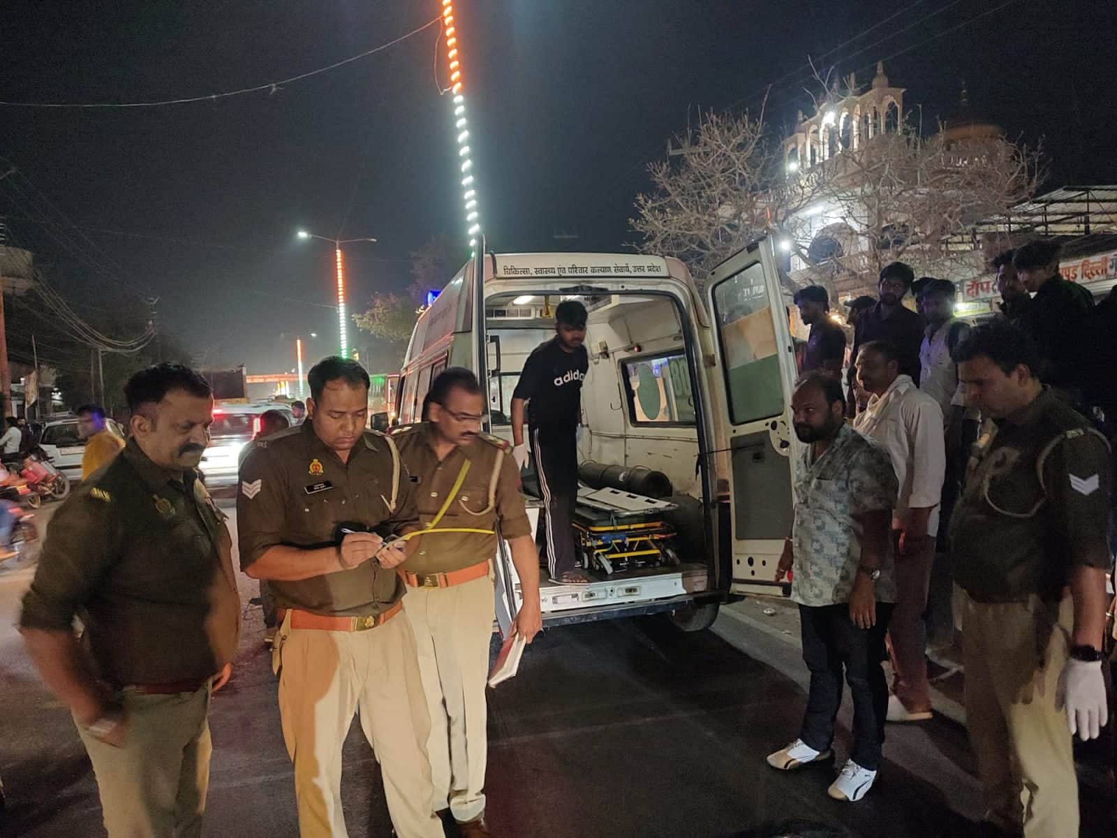 दिल्ली रोड पर दुर्घटना में व्यक्ति की मौत के बाद जांच करती पुलिस। संवाद