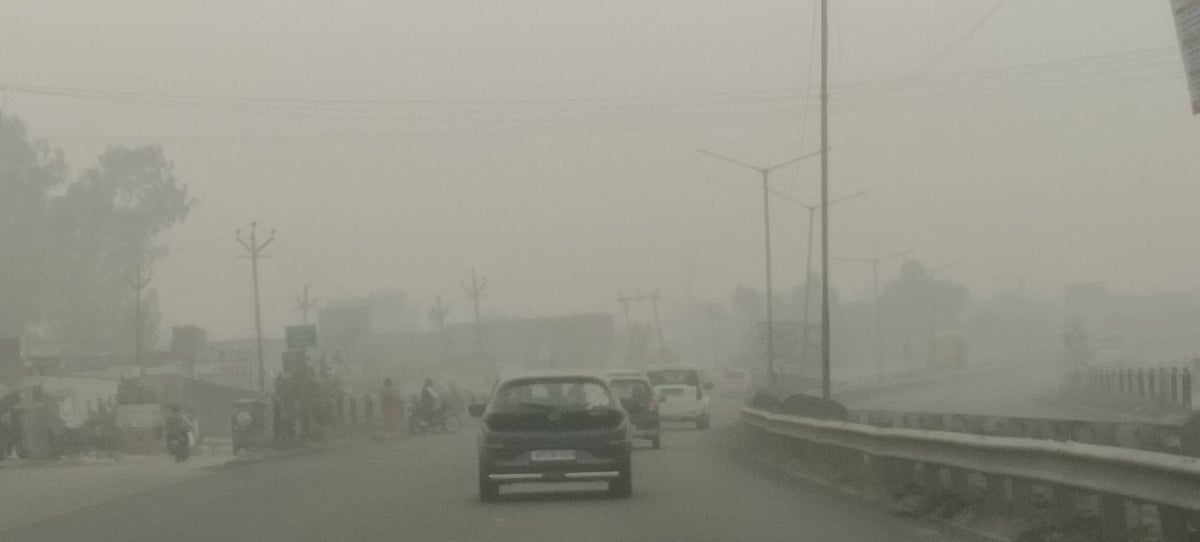 Sant Kabir Nagar News: एक्यूआई पहुंचा 280, आसमान में छाई धुंध, बढ़ी परेशानी