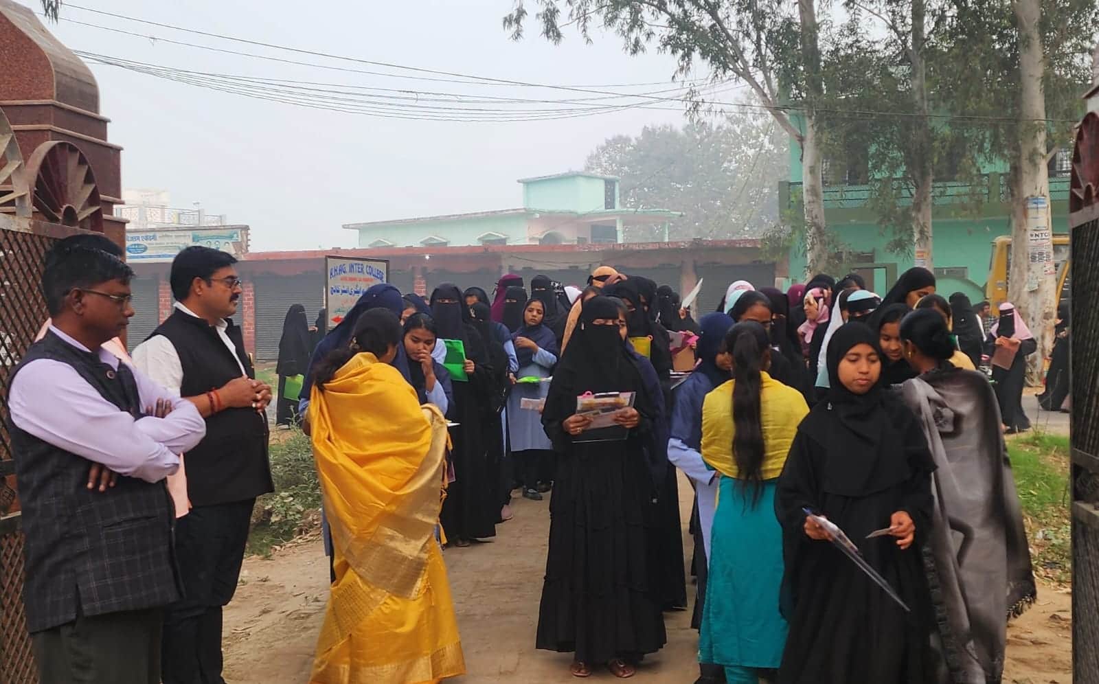 दुधारा स्थित एक केंद्र पर परीक्षा देने जाती छात्राएं-स्रोत कॉलेज