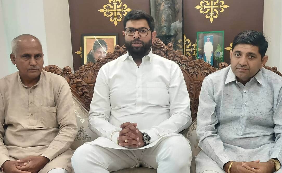 देवीलाल सदन में पत्रकार वार्ता को संबोधित करते दिग्विजय चौटाला।