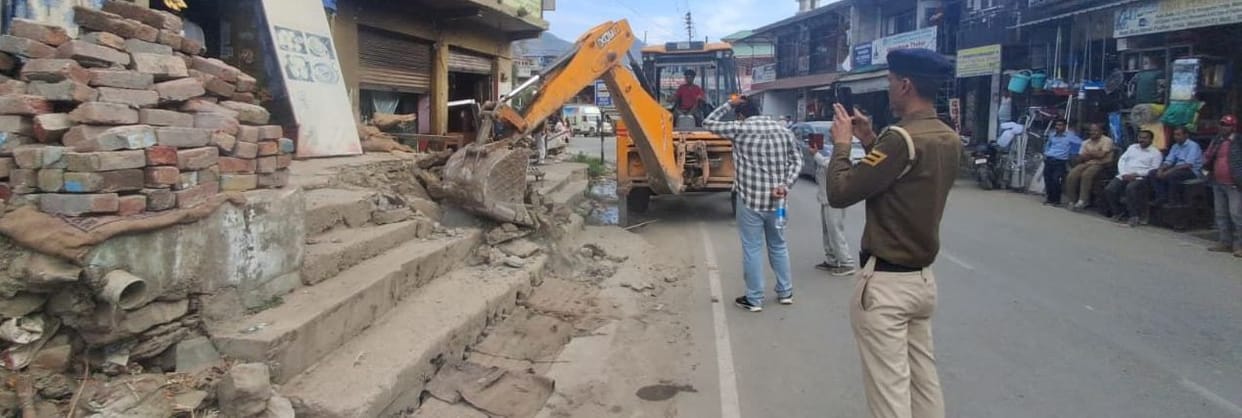 Yellow paw on encroachment in Padhar market, 10 illegal encroachments removed