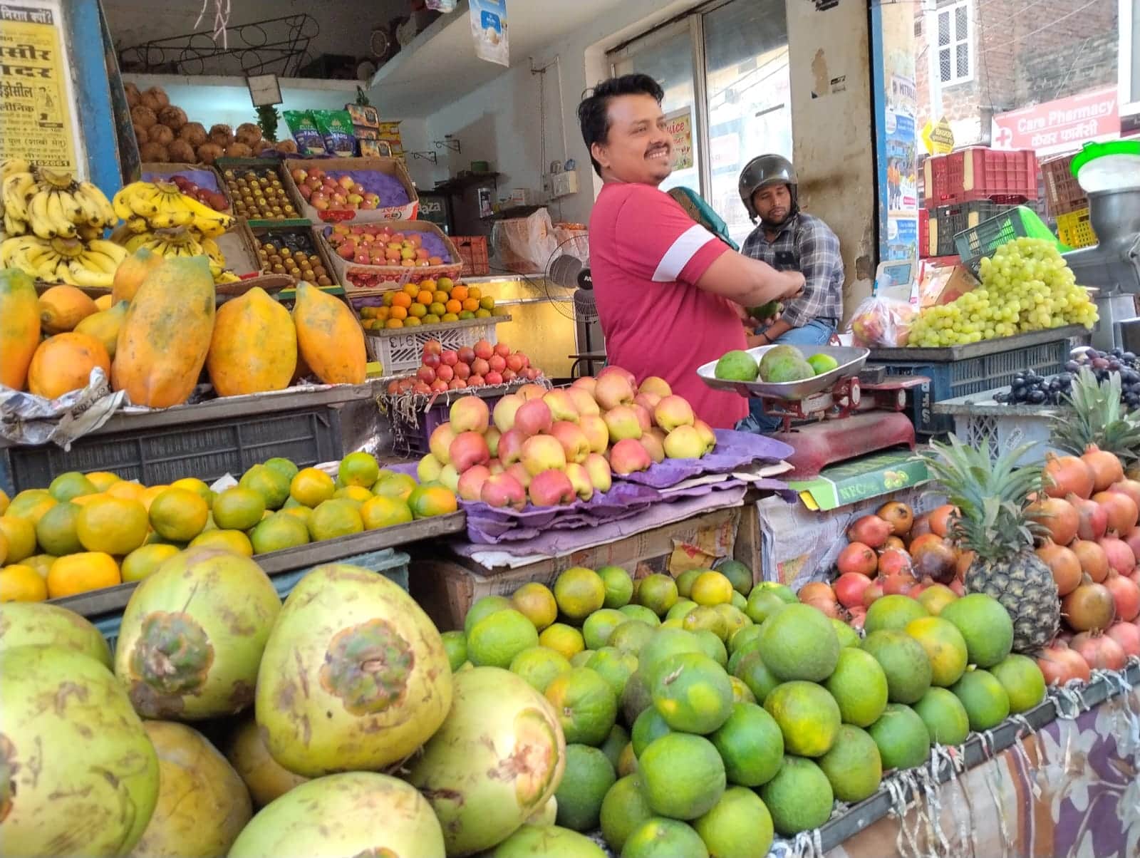 वासलीगंज में फल से सजी दुकान।-संवाद।