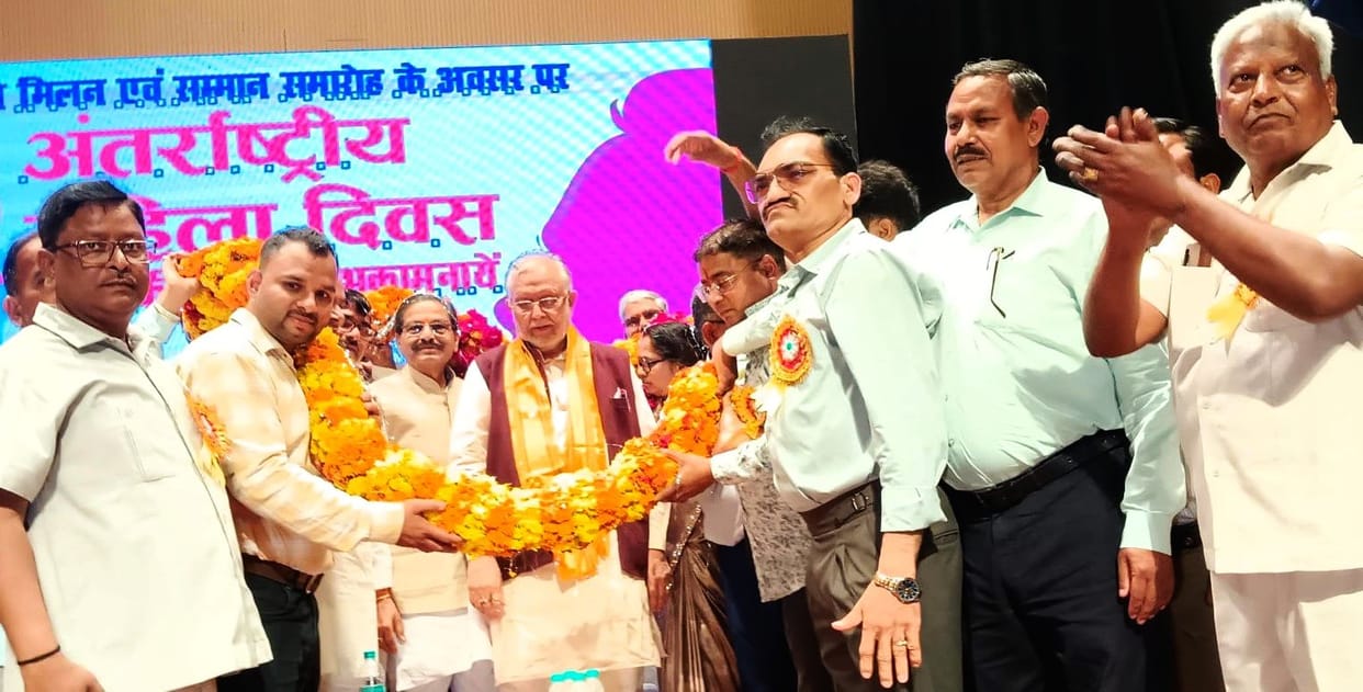 Hugs were exchanged during Holi Milan, colourful programmes were also held.