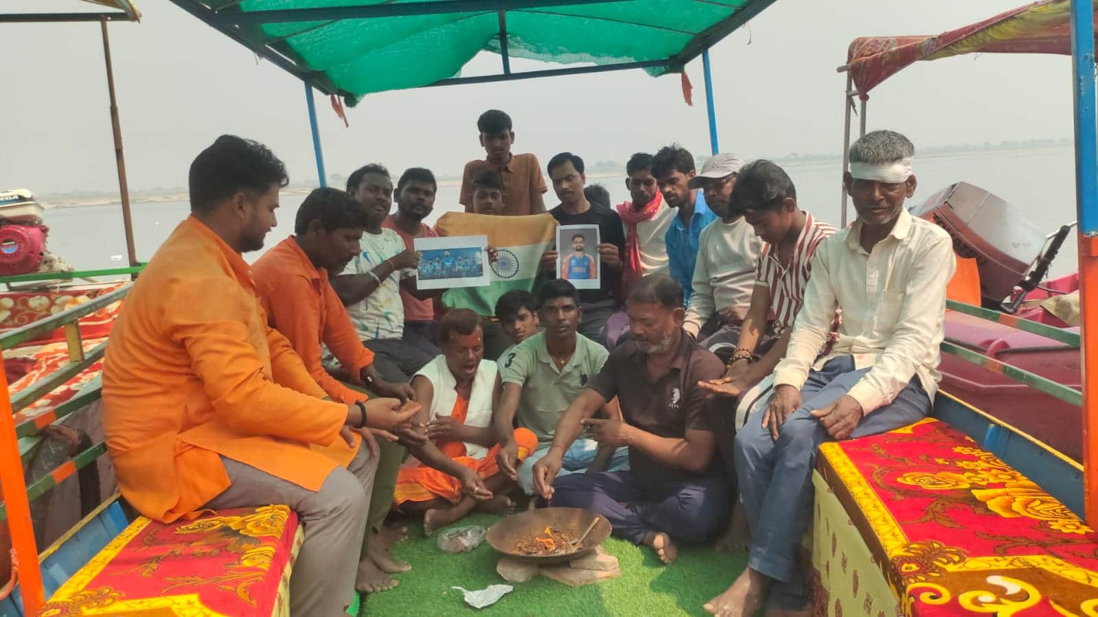 विंध्याचल में मां गंगा की लहरों के बीच नाव पर बैठ कर भारत की जीत के लिए पूजन- अर्चन करते लोग।-स