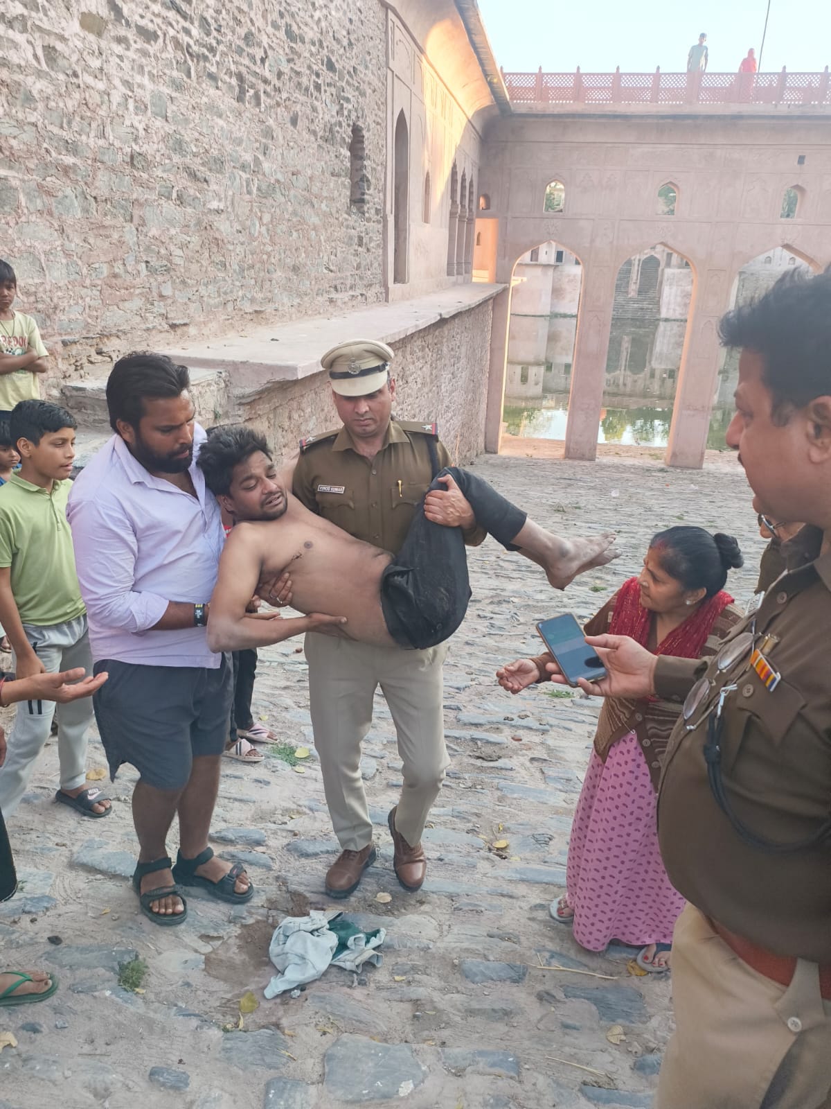 A young man fell into a pond and was rescued by the police.