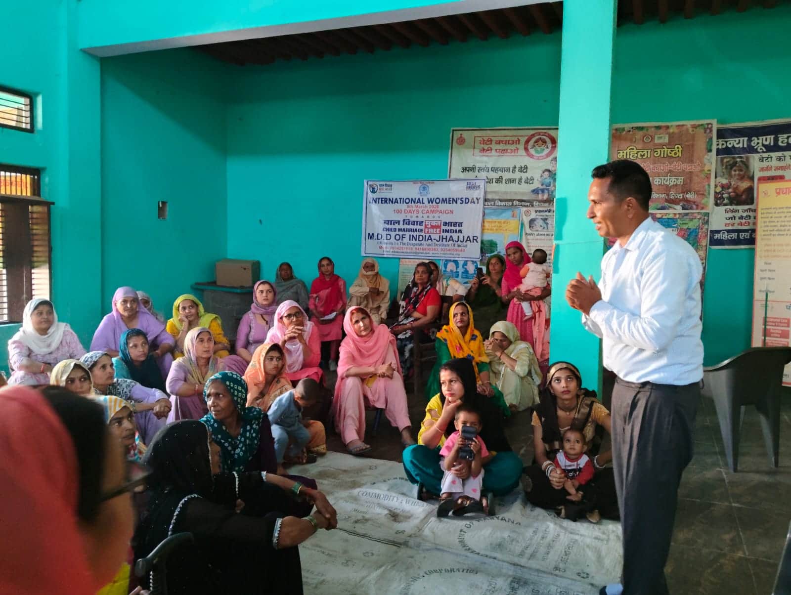 09jjrp01- महिलाओं को जागरूक करते एमडीडी ऑफ इंडिया के जिला समन्वयक मनोज कुमार। स्रोत-संस्था