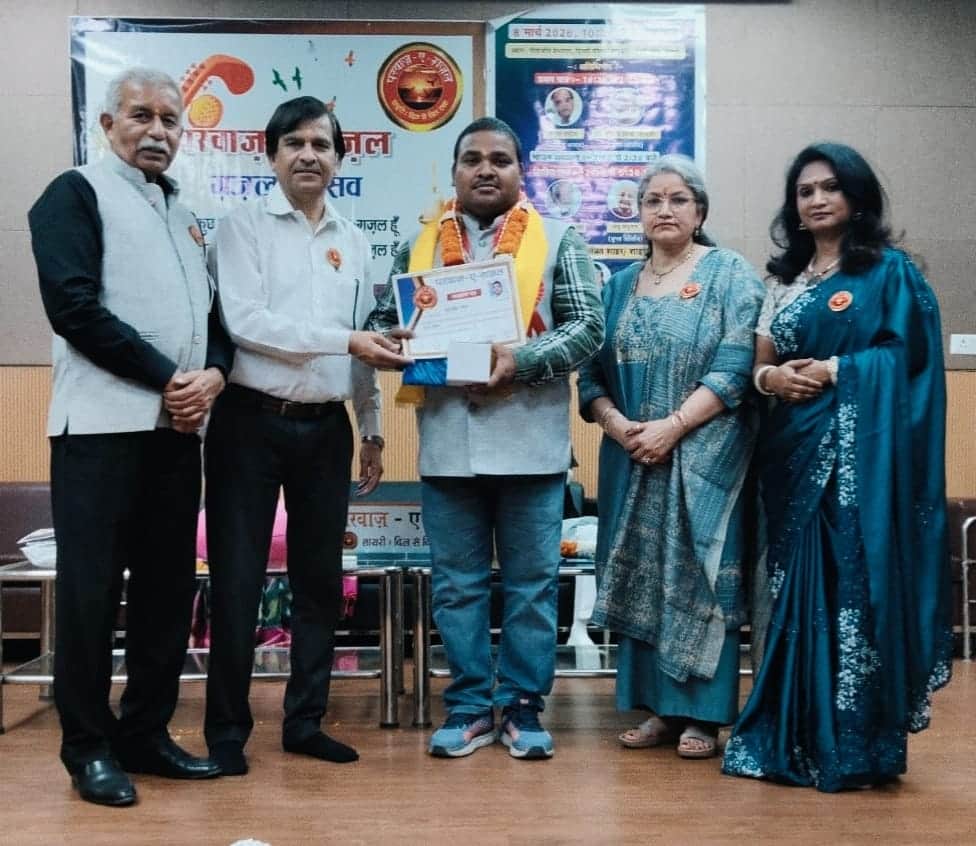 09jjrp02- युवा गजलकार जय सिंह को नूर-ए-गजल सम्मान से सम्मानित करते आयोजक। स्रोत-जय सिंह