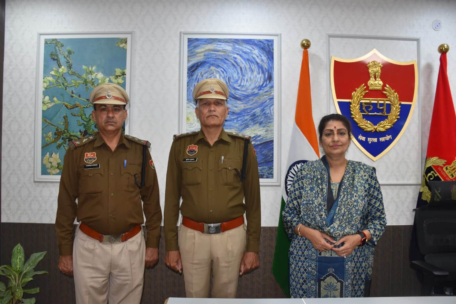 09jjrp06- पुलिस आयुक्त के साथ पदोन्नत होने वाले पुलिस कर्मी। स्रोत-पुलिस