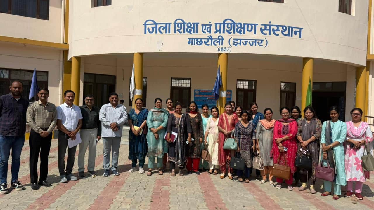 09jjrp13- माछरौली डाइट में प्रशिक्षण के दौरान मौजूद शिक्षक। स्रोत-शिक्षा विभाग