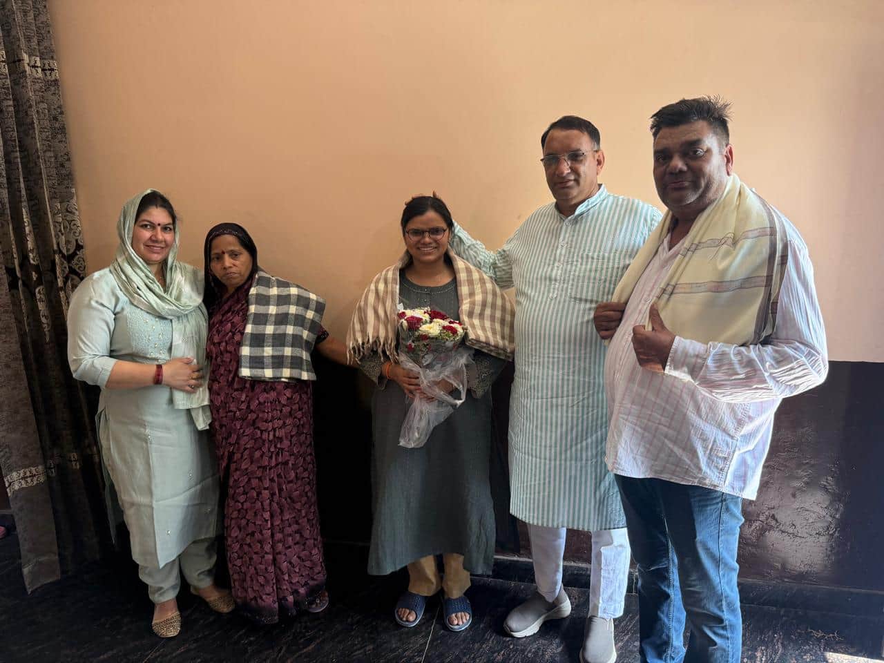 09jjrp14- गांव खेड़ी सुल्तानपुर निवासी शीतल चौहान व उनके परिजनों का सम्मान करते हरेंद्र सिलाना।