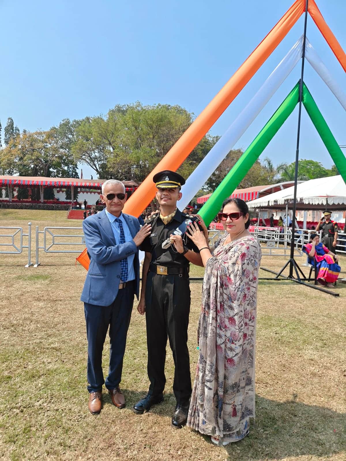 1-आकाश कुहाड़ के साथ पिता बिजेंद्रपाल व माता संतोष किरण। स्रोत : परिवार