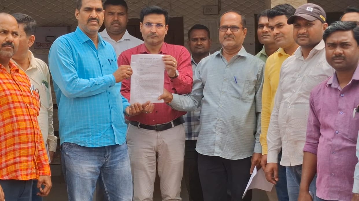 Employment servants submitted a memorandum after not receiving salary for 4 months