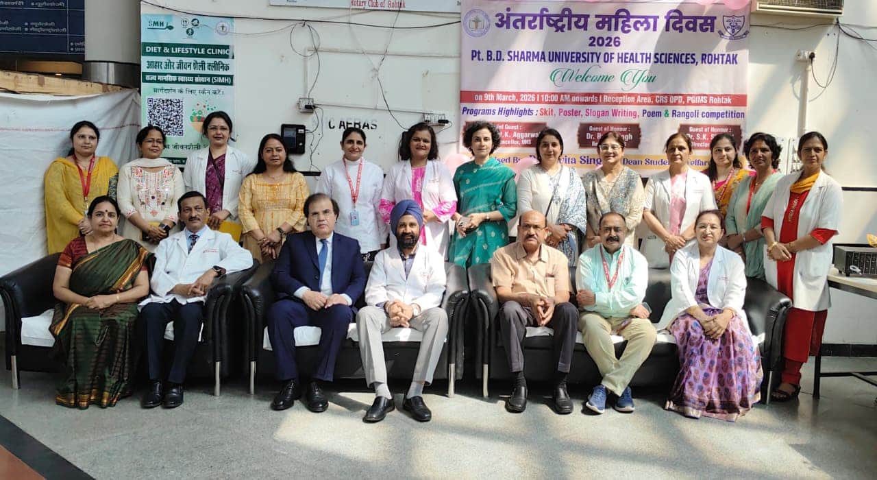 15-पीजीआई में उपस्थित कुलपति डॉ. एचके अग्रवाल, कुलसचिव रूप सिंह, निदेशक डॉ. एसके सिंघल व अन्