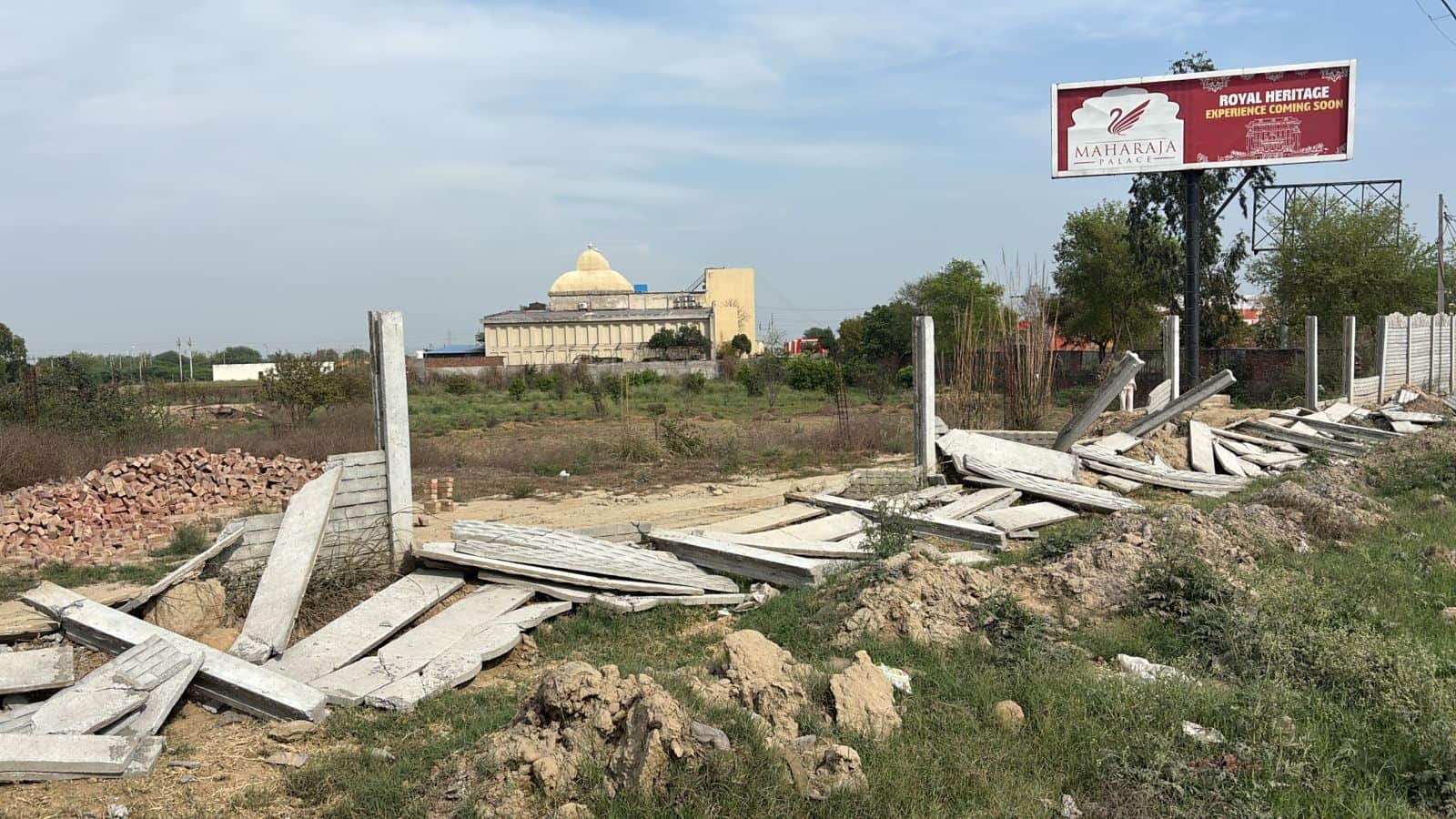 19-खरावड़ में गिराई गई खेत की चहारदीवारी। स्रोत : पाठक