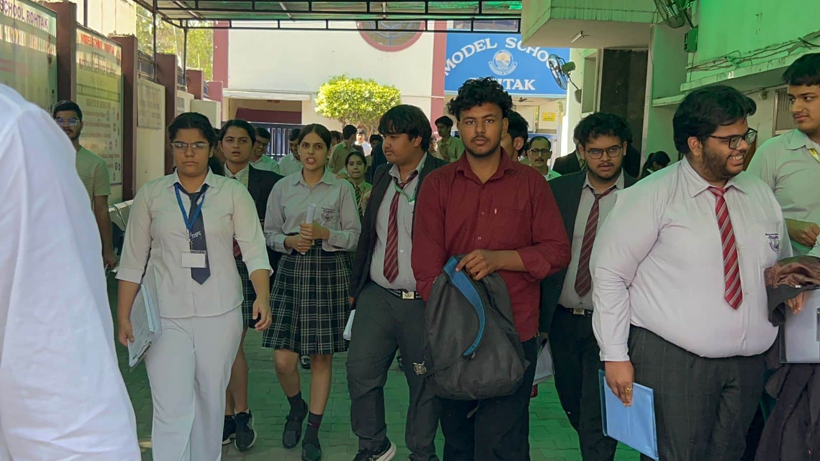 2-रोहतक के आंबेडकर चौक स्थित मॉडल स्कूल से पेपर देकर लौटते विद्यार्थी। संवाद