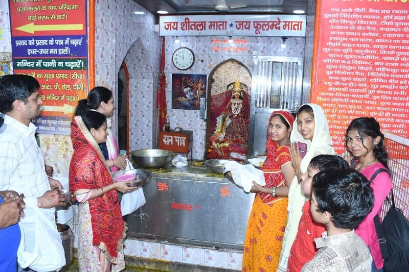 22-रोहतक के माता दरवाजा स्थित शीतला माता मंदिर में पूजा करते श्रद्धालु। संवाद