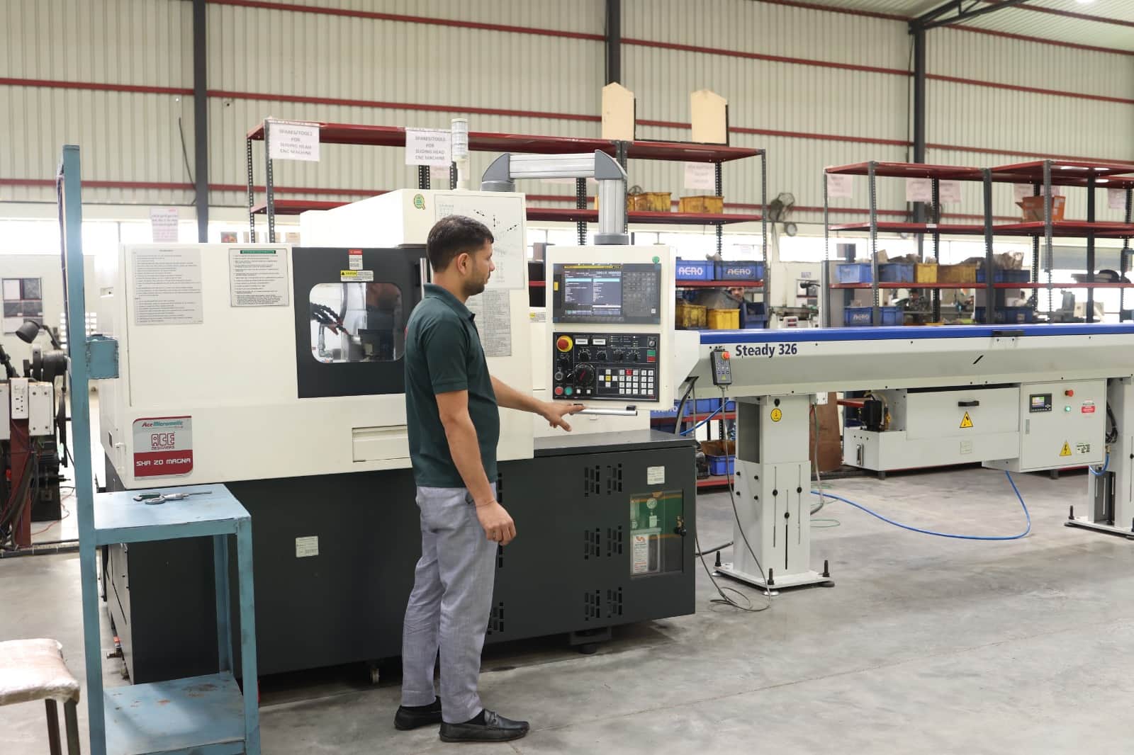 24-रोहतक की नट बोल्ट इंडस्ट्री में काम करते मजदूर। स्रोत : उद्यमी