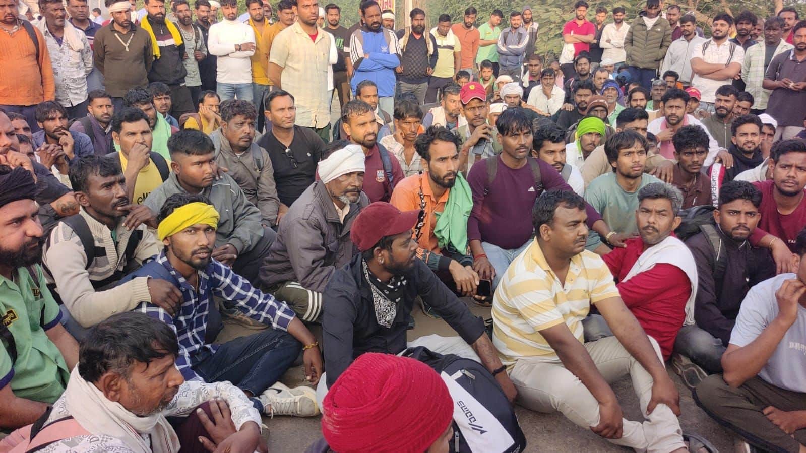 35-कुताना के पास बने प्लांट परिसर में धरने पर बैठे ड्राइवर-हेल्पर व अन्य कर्मचारी। संवाद