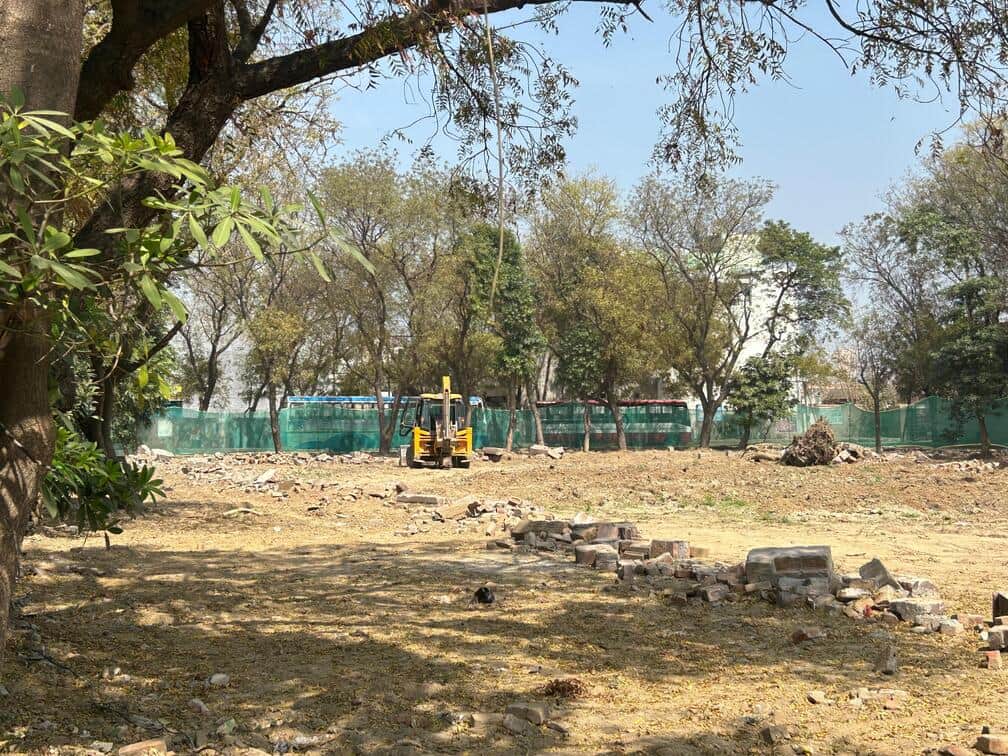 7-रोहतक बस स्टैंड पर इलेक्ट्रिक बस स्टेशन के पर काम करती बुलडोजर। संवाद