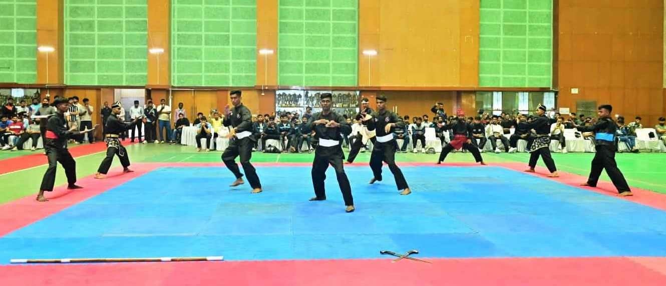 8-एमडीयू में डॉ. मंगल सेन मल्टीपर्पज जिम्नेजियम हॉल में पेंचक सिलाट के दांव पेंच लगाते खिलाड़