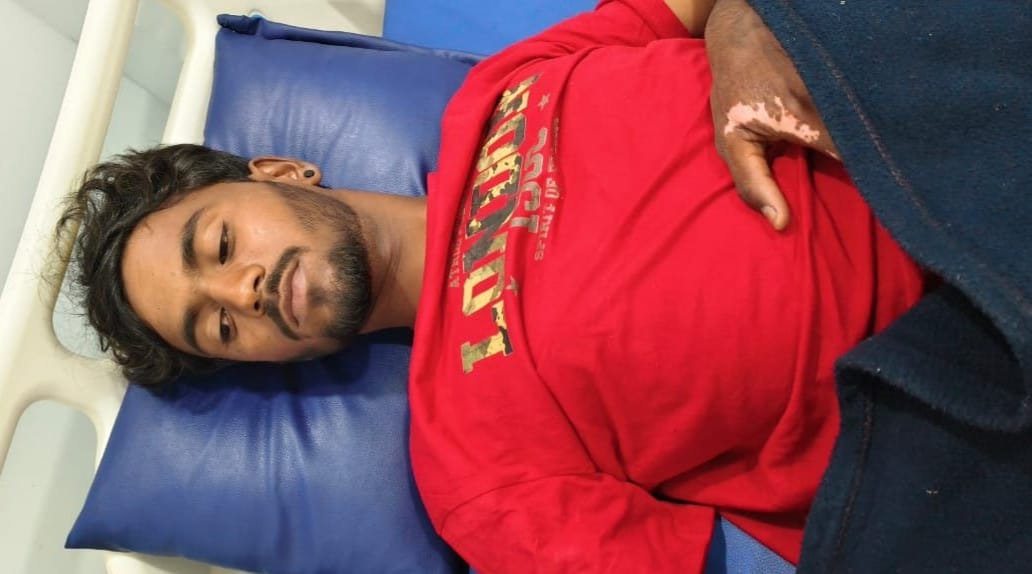 अस्पताल में भर्ती घायल रोहित मालवीय।