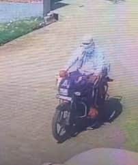 बच्चे के अपहरण का प्रयास करने का संदिग्ध बाइक सवार युवक। स्रोत : वीडियोग्रैब