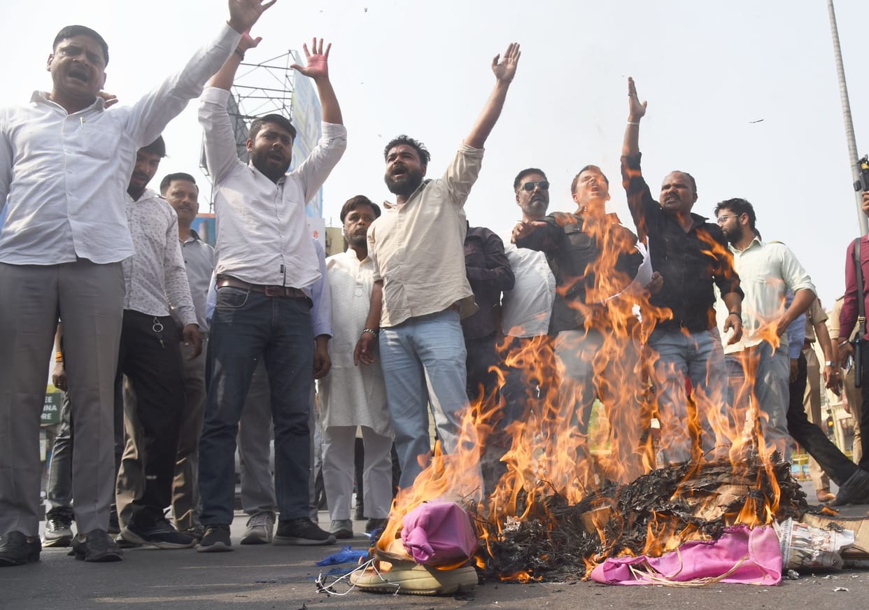 BJP workers burnt the effigy of Maulana Salim.