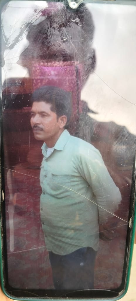 A sanitation worker who went to rescue a girl in a canal drowned.