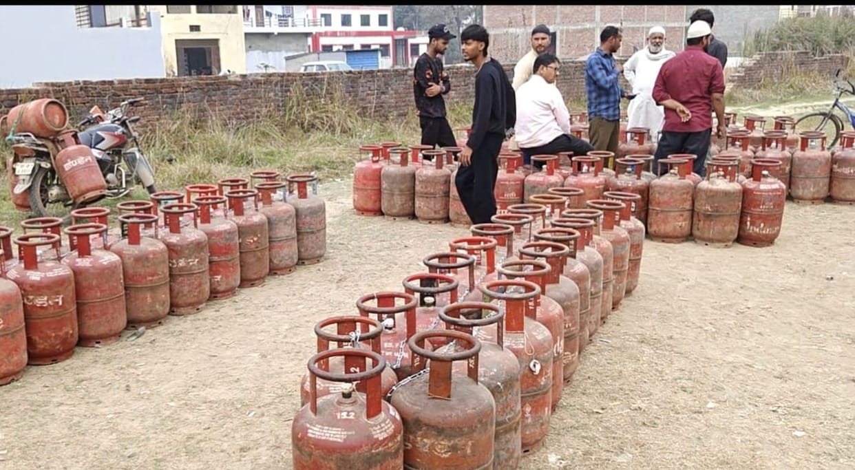 Commercial distribution stopped, domestic cylinders received through booking