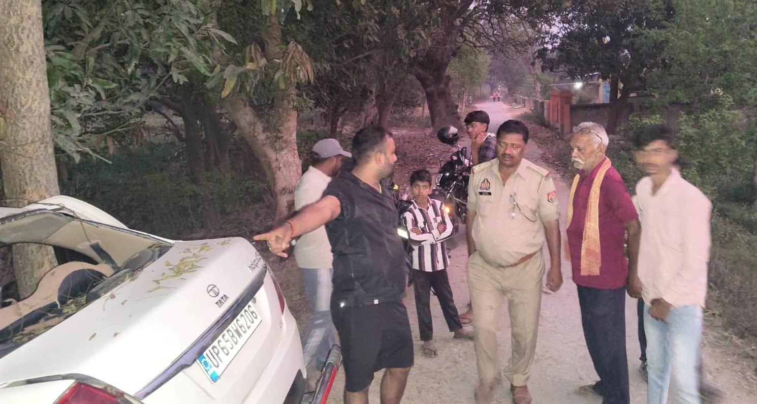 बासुपुर मोड़ के पास अनियंत्रित होकर पेड़ से टकराई कार के पास खड़े लोग। स्रोत जागरूक पाठक
